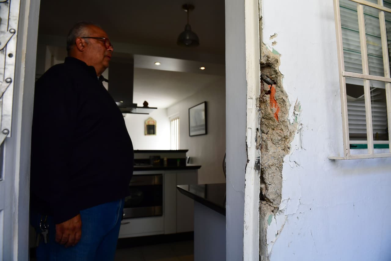 "Están violando un derecho constitucional que es la inmunidad parlamentaria", les dijo el diputado Vergara a los miembros del Servicio de Inteligencia venezolano (SEBIN) quienes rompieron la cerradura y puerta de entrada de la casa del jefe de despacho de Guaidó.