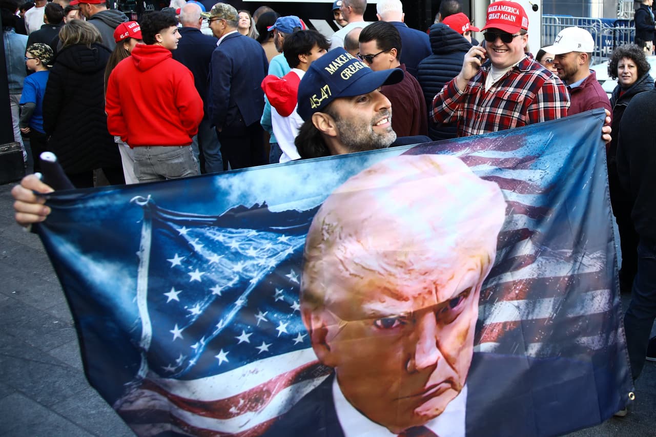 El evento atrajo a una gran multitud, llenando el estadio horas antes del discurso de Trump, demostrando su continua popularidad entre sus seguidores.