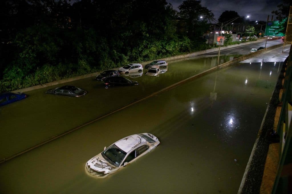 <a href="https://www.univision.com/noticias/huracanes/remanentes-ida-muertes-inundaciones-nueva-york-nueva-jersey">Los restos del huracán Ida azotaron este miércoles por la noche a Nueva York</a>, dejando escenas como esta de vehículos anegados en una autopista de Brooklyn.