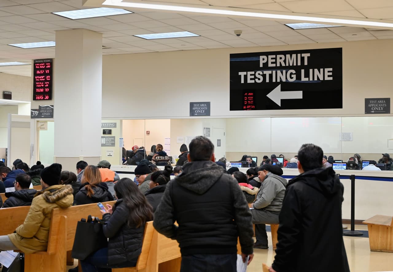 El SB 180, impulsado por los senadores demócratas Wiley Nickel (Wake), Natasha R. Marcus (Mecklenburg), Julie Mayfield (Buncombe) y Milton F. "Toby" Fitch Jr. (Edgecombe), permitiría que los 
<b>inmigrantes indocumentados</b> que cumplan con ciertos requisitos obtengan una 
<b>licencia restringida.</b>