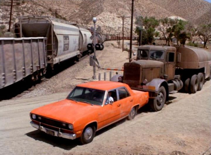 <h3 class="cms-h3-H3"><b>Duel</b> <b>(1971)</b></h3>
<br>En este, el primer largometraje dirigido por 
<b>Steven Spielberg</b>, un confundido hombre de negocios a bordo de un 
<b>Plymouth Valiant 1971</b>, es perseguido por un gigantesco camión tanquero 
<b>Peterbilt 281 de 1955</b> a través de un desierto en el estado de California. La persecución no tenía motivo aparente y nunca vemos al chofer del camión lo que le da un tono definitivamente sobrenatural que nunca es explicado. Las persecuciones son intensas y la tensión permanente en un película que es una clara ventana al genio de Spielberg.