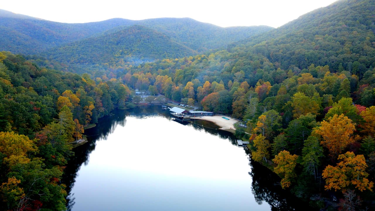 Otro destino imperdible durante la temporada de otoño es el 
<b>Vogel State Park</b>, uno de los parques más queridos de Georgia.