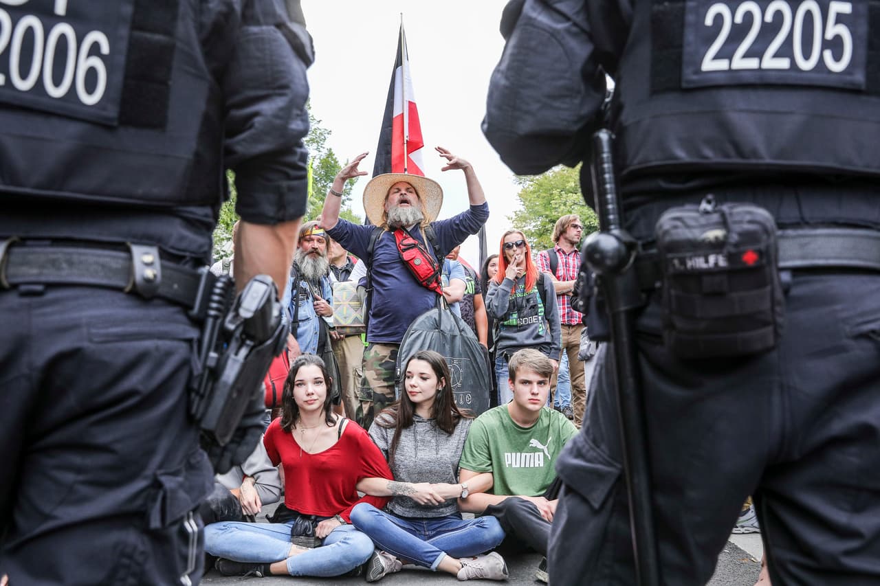 Muchos de los que acudieron no llevaban tapabocas. Desde seguidores de teorías conspirativas, extremistas de la ultraderecha hasta religisosos consevadores y otros que ponen en duda las medidas tomadas por el gobierno, se encontraron en la manifestación.
