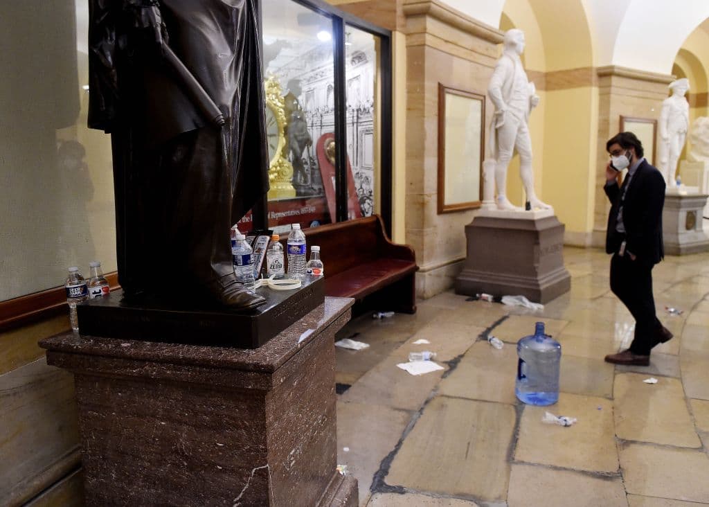 Los manifestantes dejaron desperdicios en el suelo y en las bases de algunos monumentos históricos dentro del Capitolio.