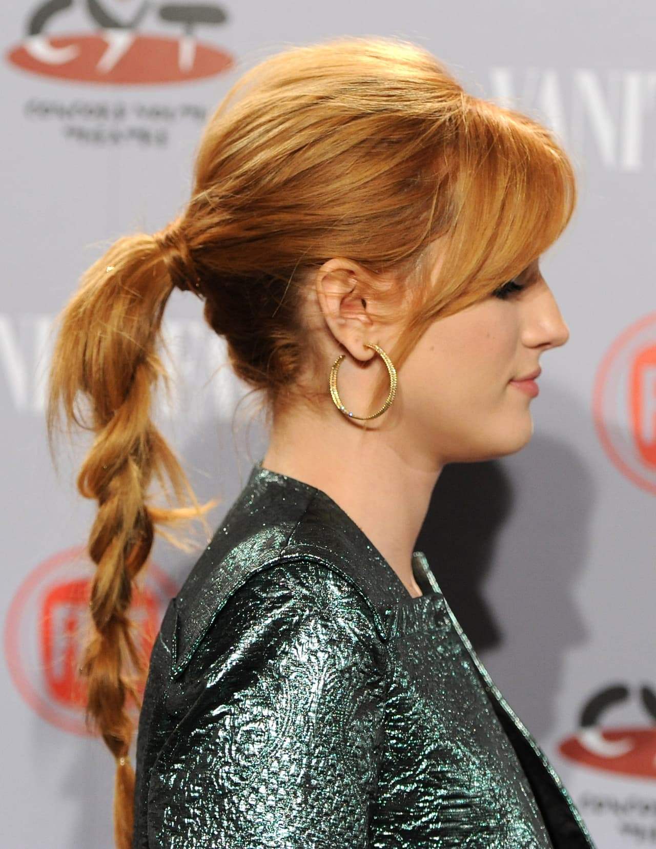 Otra variación que puedes hacer con una trenza es llevar el cabello recogido a altura media, dividir el cabello en dos partes e ir enrollando. Es súper práctico y mira lo lindo que se ve. Si tienes fleco de preferencia déjalo de lado.