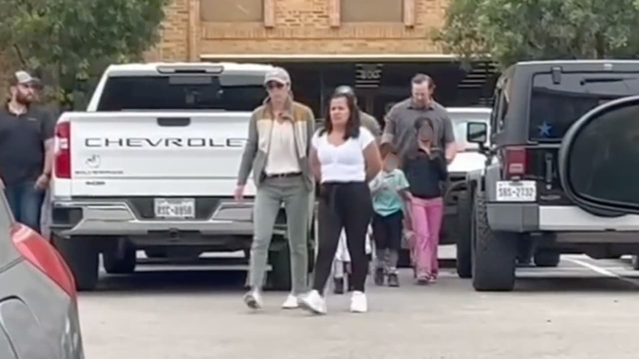 La estrategia de ICE de arrestar inmigrantes al salir de cortes de Inmigración está generando temor en todo el país. Madres con hijos pequeños han sido detenidas y su angustia ha quedado registrada en video.