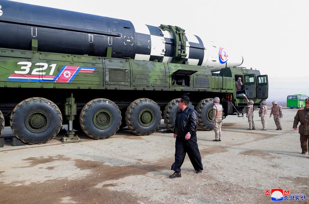 El Hwasong-17 es 
<b>un gigantesco misil balístico intercontinental (ICBM) </b>enseñado por primera vez en un desfile en octubre de 2020 y definido como "misil monstruo" por los analistas. Era la primera vez que se disparaba. Hace tiempo que Corea del Norte aspira a disponer de un ICBM con capacidad para cargar varias cabezas explosivas, como el Hwasong-17.