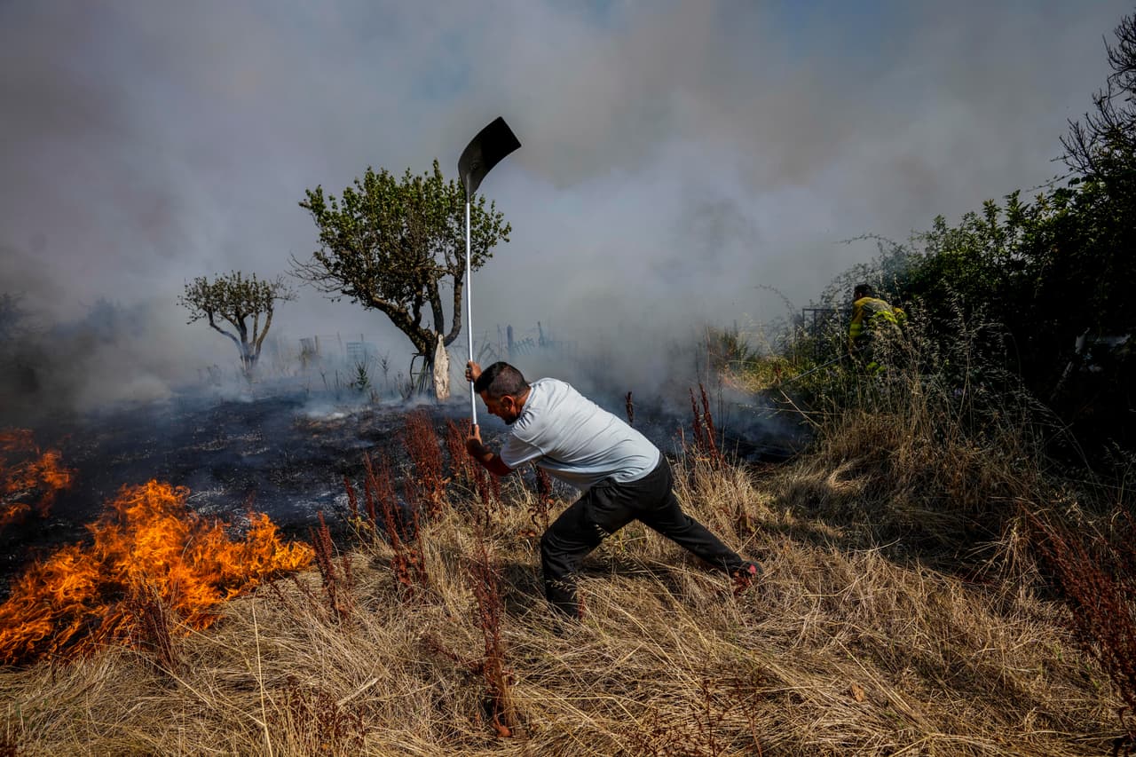Un residente de Tabara, España, intenta controlar las llamas provocadas por la intensa ola de calor. El gobierno de España ha confirmado que los incendios alimentados por las altas temperaturas han arrasado 70,000 hectáreas en lo que va de año.