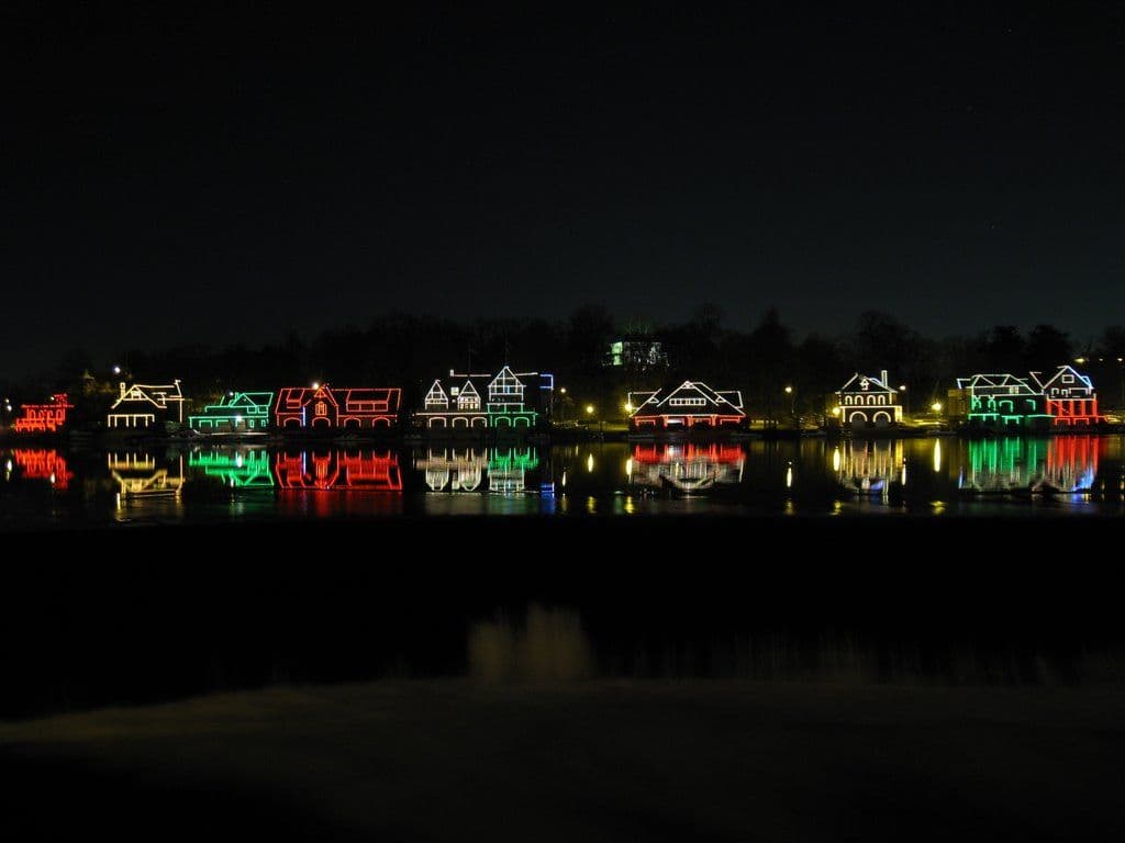 <b><a href="https://www.phila.gov/spotlight/city-of-philadelphia-holiday-celebrations-2020/" target="_blank">Boathouse Row Festival of Lights</a></b>
<a href="https://www.phila.gov/spotlight/city-of-philadelphia-holiday-celebrations-2020/" target="_blank">:</a>Las casas icónicas de Boathouse Row son conocidas por sus exhibiciones de luces, pero cambian las cosas durante las vacaciones. Dependiendo de cuándo vaya, verá coloridas exhibiciones temáticas que marcan Hanukkah (del 28 de noviembre al 6 de diciembre), Navidad (del 20 al 25 de diciembre) y Kwanzaa (del 26 de diciembre al 1 de enero). Disfrute de todo en Martin Luther King Drive. 📍 
<a href="https://goo.gl/maps/Axi2x7zUvNCyU1xT9">1 Boathouse Row</a>
<a href="https://goo.gl/maps/Tn1vj8dw1LmRiQ2o7"> </a>