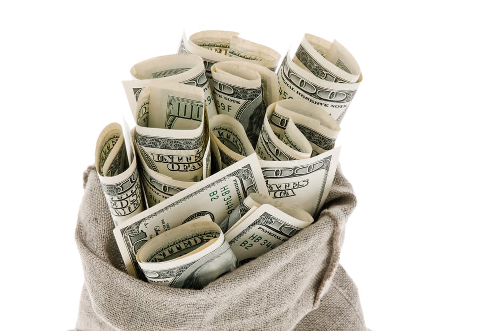 Luego tomarás el billete del dólar y le colocarás dentro de una cajita pequeña de madera que te habrás conseguido y escribirás muy grande el número 7. Ahí lo dejarás hasta que llegue el día 25, lo sacarás y repetirás el proceso anterior. Esta renovación energética tiende a activar energías en tu hogar.