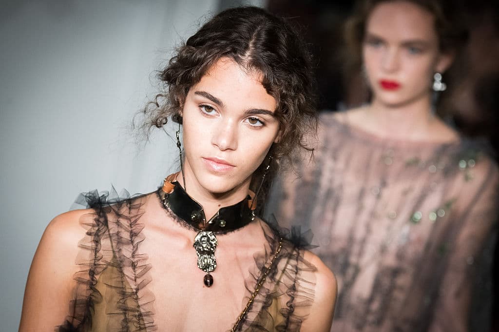 PFW: Valentino desfila su colección considerada 'un nuevo capítulo'