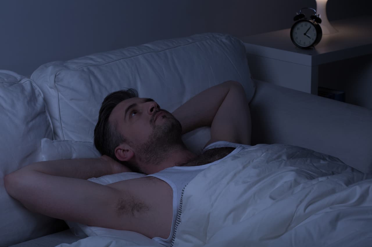 Insomnio, ansiedad, despertar contantemente durante la noche y cansancio extremo son algunas de las consecuencias que puede provocar este cambio.