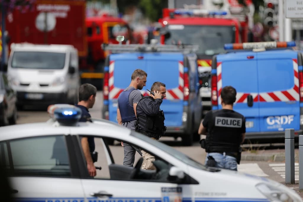 Los atacantes que degollaron a un sacerdote en Francia proclamaron ser de ISIS