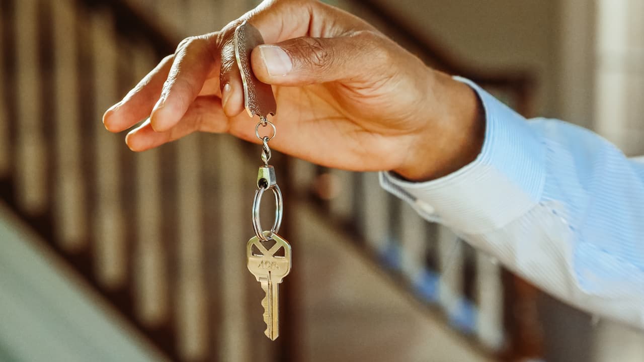 El 
<b>estado dorado es un lugar codiciado para vivir</b> no solo por personas en Estados Unidos, sino por miles en todo el mundo. Sin embargo, 
<a href="https://www.car.org/marketdata/data/haitraditional" target="_blank">con los altos precios de las casas en California</a>, el sueño de tener una propia parece imposible de alcanzar.