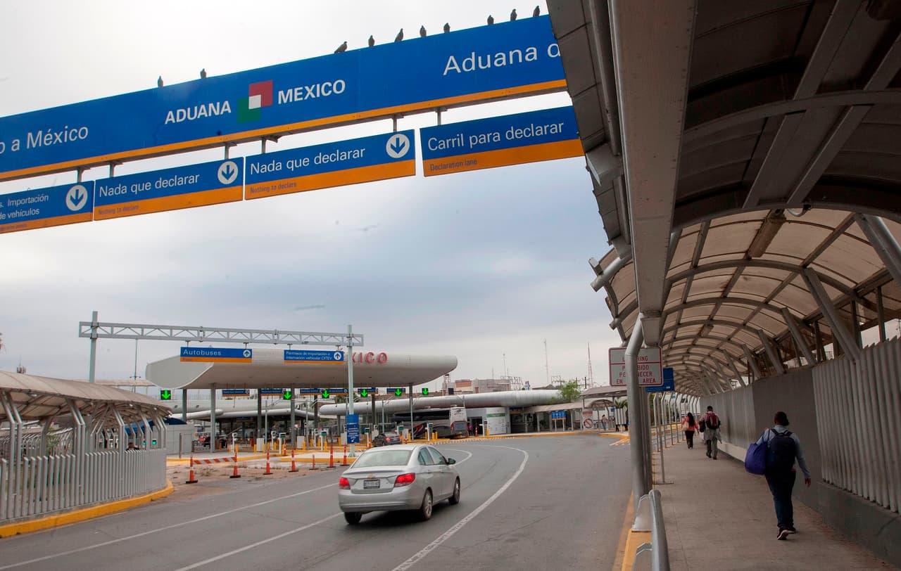 Algunas de ellas son:
<br>•Conducir de San Antonio hacia Eagle Pass, cruzar a Piedras Negras y una vez en México: 
<br>
<br>•Tomar la carretera 57 hasta Saltillo y luego Monterrey.
<br>
<br>•Manejar por Monclova hacia Hidalgo, Nuevo León hasta Monterrey
<br>