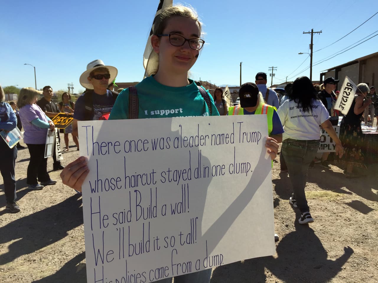 Tucson, Arizona.- “Estoy aquí porque me interesan los derechos de los inmigrantes y de eso se trata. Tengo un tío que emigró de El Salvador y tengo amigos mexicanos, apoyo el aporte de la comunidad inmigrante a este país”, dijo Ruth Grumbline, una joven estadounidense de 18 años que cursa estudios Mexicoamericanos en la Universidad de Arizona.Más sobre los cierres de negocios en Arizona.