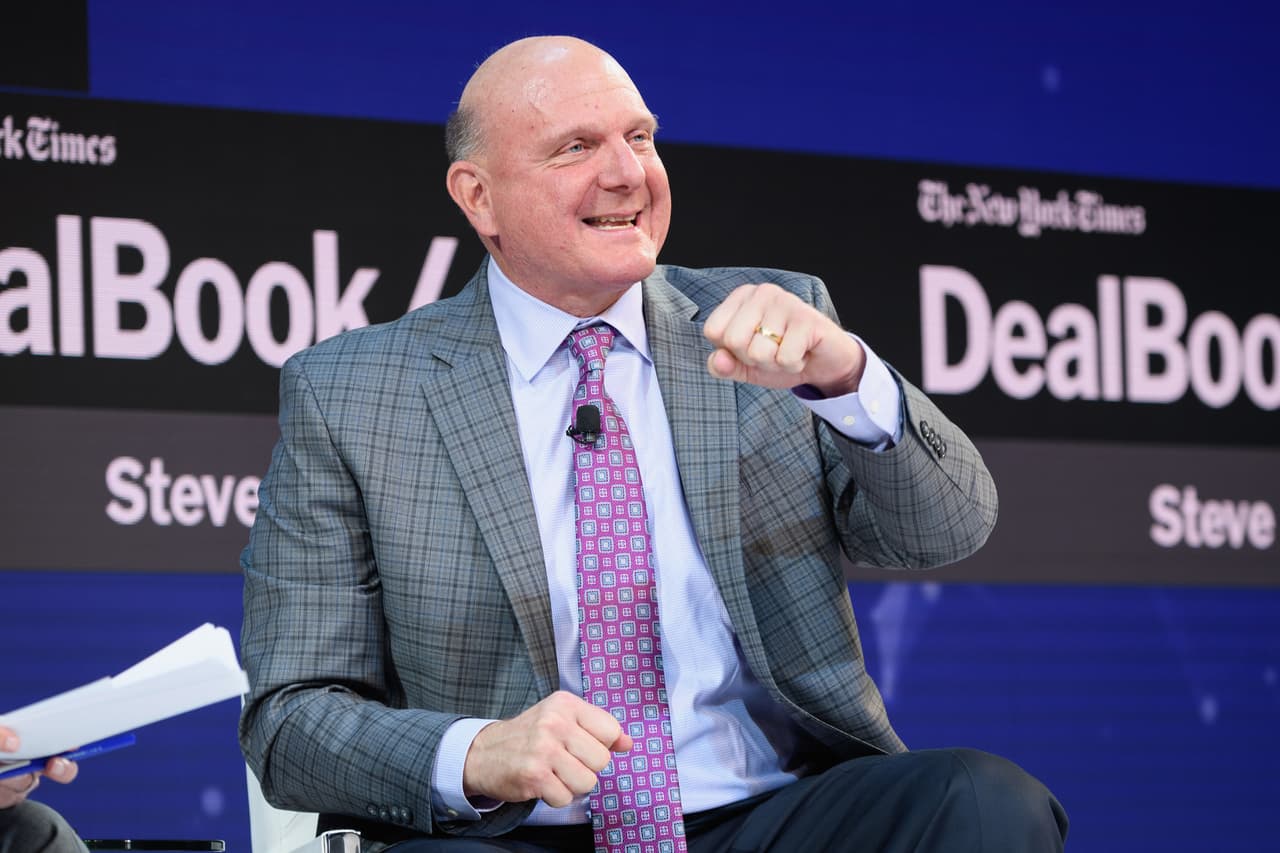 <b>Steve Ballmer</b>, propietario de Los Ángeles Clippers y exCEO de Microsoft. Incrementó su fortuna en $2,200 millones entre enero y abril y su patrimonio neto total es de 79,300 millones de dólares. Un informe de la organización 
<a href="https://americansfortaxfairness.org/issue/3-months-covid-19-pandemic-billionaires-boom-middle-class-implodes/"><u>American Tax Fairness</u></a> encontró que entre marzo y junio de este año 29 personas se unieron a la lista de multimillonarios en EEUU.