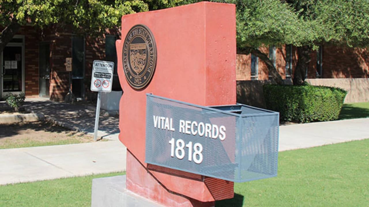 También se puede hacer a través de correo postal o en persona, presentándose en los centros de Vital Records de cada condado. En ambos casos se deberá llenar y entregar una solicitud:
<br>- 
<a href="https://www.maricopa.gov/DocumentCenter/View/3065/Application-for-Certified-Copy-of-an-Arizona-Birth-Certificate" target="_blank">Da clic aquí para el condado de Maricopa</a>
<br>- 
<a href="https://content.civicplus.com/api/assets/d284dfcc-b372-413e-a491-5244f2f2fe92" target="_blank">Da clic aquí para el condado de Pima</a>
<br>Para el resto de los condados visita 
<a href="https://www.azdhs.gov/licensing/vital-records/index.php" target="_blank">Departamento de Servicios de Salud de Arizona</a>.