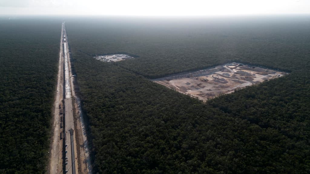 Una línea del Tren Maya se construye con material extraído de la selva tropical cercana a Playa del Carmen, México, el viernes 1 de marzo de 2024. Una vez finalizado, el Tren Maya de alta velocidad recorrerá la península de Yucatán, en el sur de México. (Foto AP/Rodrigo Abd)