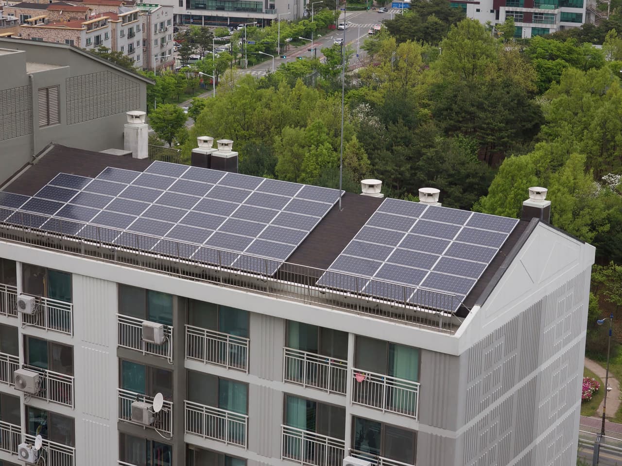 <b>Puesto 9. Corea del Sur</b>
<br>
<br>Total de la producción mundial: 2.0%.
<br>
<br>Capacidad instalada: 14,575 megavatios.
<br>
<br>Vatios por habitante: 217.
<br>
<br>En la fotografía, un edificio de apartamentos con paneles solares en Corea del Sur.
<br>