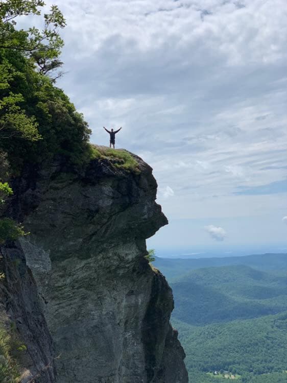 Conoce más sobre Whiteside Mountain, 
<b><a href="https://www.fs.usda.gov/recarea/nfsnc/recarea/?recid=48664">aquí</a></b>.