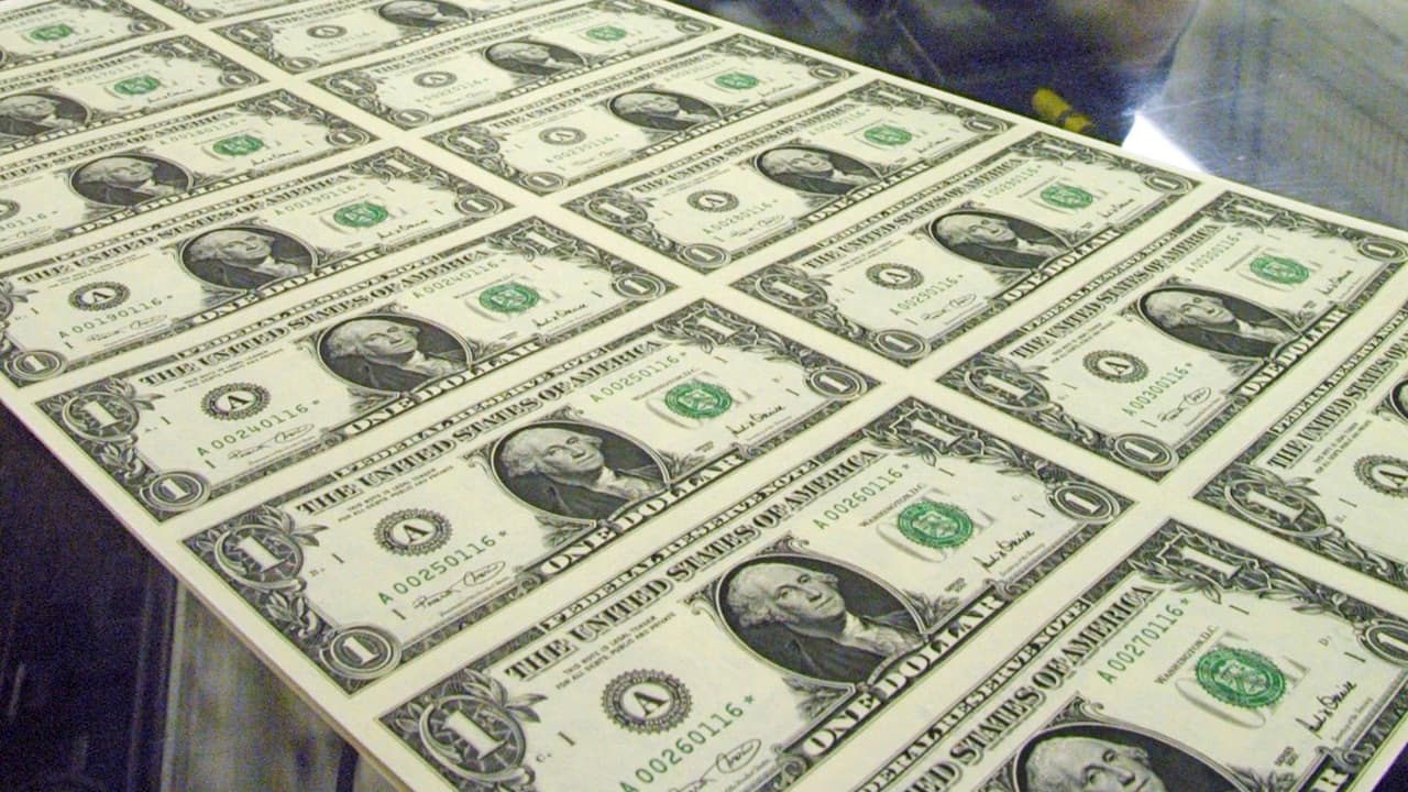 La Reserva Federal subió nuevamente este miércoles las tasas de interés con el fin de contrarrestar el incremento de la inflación. "Los aumentos continuarán hasta que se logre el objetivo", advirtió Jerome Powell, presidente de la Fed. Al respecto, los expertos financieros recomiendan a los consumidores evitar usar las tarjetas de crédito y ser cuidadosos al momento de gastar altas sumas de dinero en compras. 
<b>Lee aquí más información sobre <a href="https://www.univision.com/noticias/dinero/tasas-interes-reserva-federal-fed-inflacion-powell " target="_blank">el nuevo aumento en las tasas de interés en Estados Unidos</a></b>.
<a target="_blank" href="https://www.univision.com/noticias/dinero/tasas-interes-reserva-federal-fed-inflacion-powell"> </a>