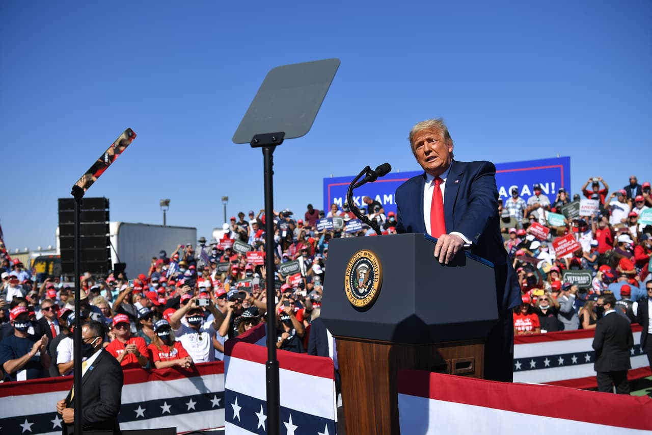 El presidente Donald Trump habla durante un mitin en el Aeropuerto Regional de Prescott en Prescott, Arizona.