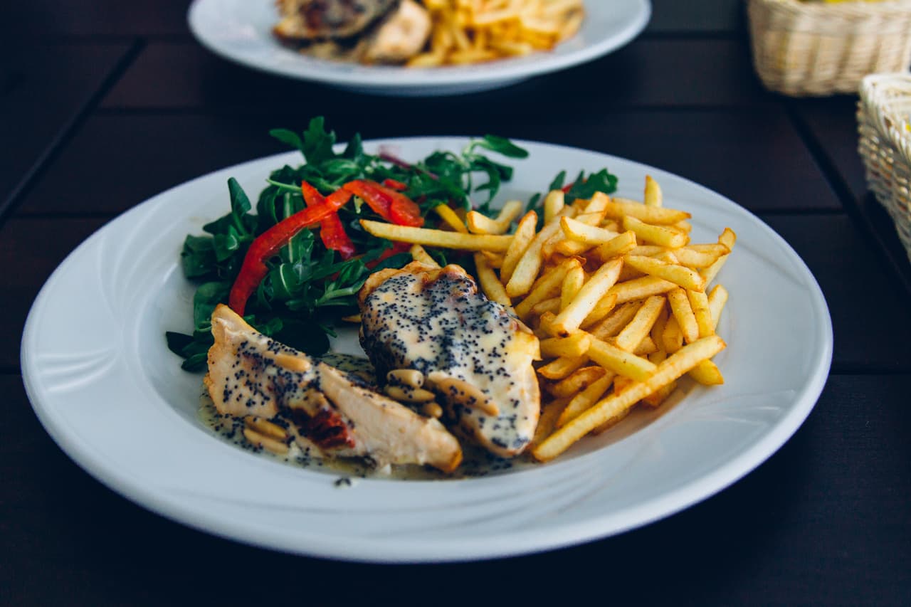 <b>Proteínas primero, carbohidratos después.</b> Si tu plato consiste en carne y papas, recuerda que las proteínas son las que están alimentando a tu cuerpo; es mejor que sacies el hambre con ellas, y dejes las papas para después (y recuerda que no tienes por qué acabarlas todas).