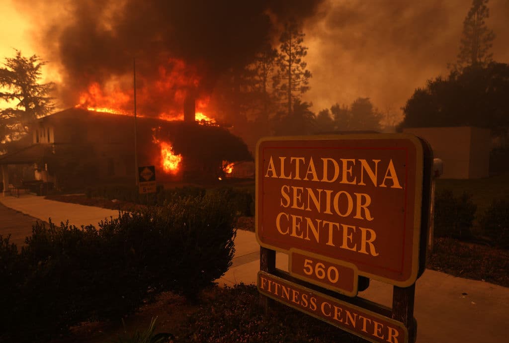 El jueves 9 de enero amaneció con 5 fuegos activos en el sur de California. 
<b><a href="https://poweroutage.us/area/state/california" target="_blank">Más de 400,000 clientes no tienen servicio de electricidad</a></b> y miles han desalojado sus hogares.
