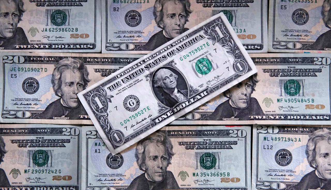 Aunque se le llame ‘papel moneda’ no está hecho de papel. Según el Departamento del Tesoro, en los Estados Unidos, los billetes tienen una composición de 75 por ciento de algodón y 25 por ciento de lino. (AP Photo/Charles Krupa)