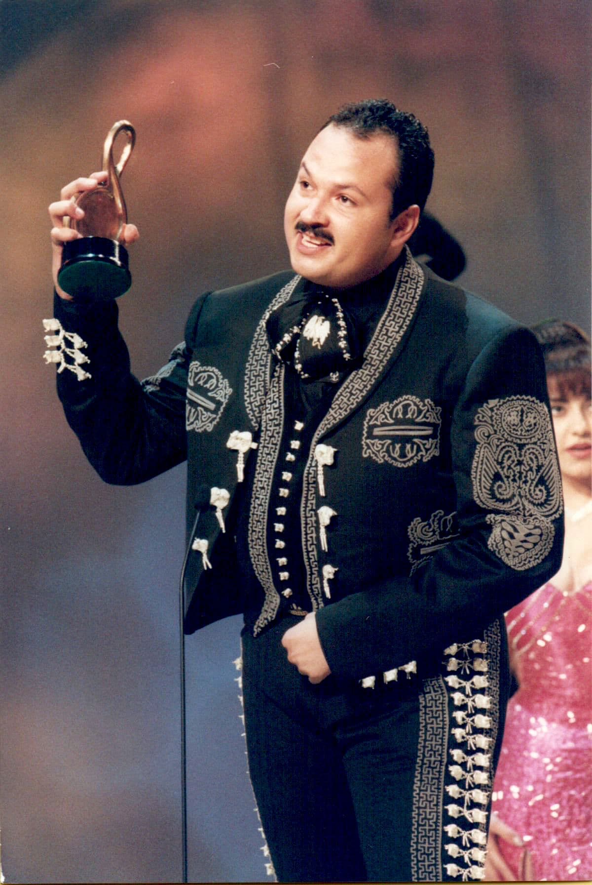 El disco ha sido bien recibido, pero también hay fans de Selena que no les gustó. "Hay personas que han dicho: 'como Selena nadie', 'no debe cantarlo nadie', y es muy respetable", dijo Pepe Aguilar, quien fue el productor del homenaje. 
<br>