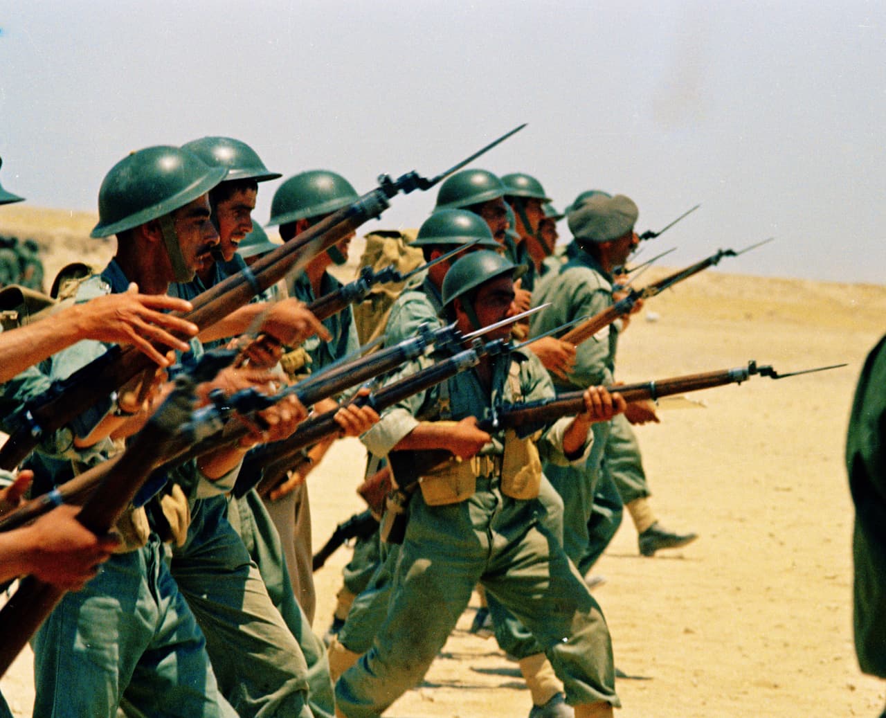 <b>Tropas jordanas en la frontera con Israel </b>unos días antes de que comenzara el conflicto en junio de 1967. Jordania perdió el control de Jerusalén Oriental y Cisjordania.