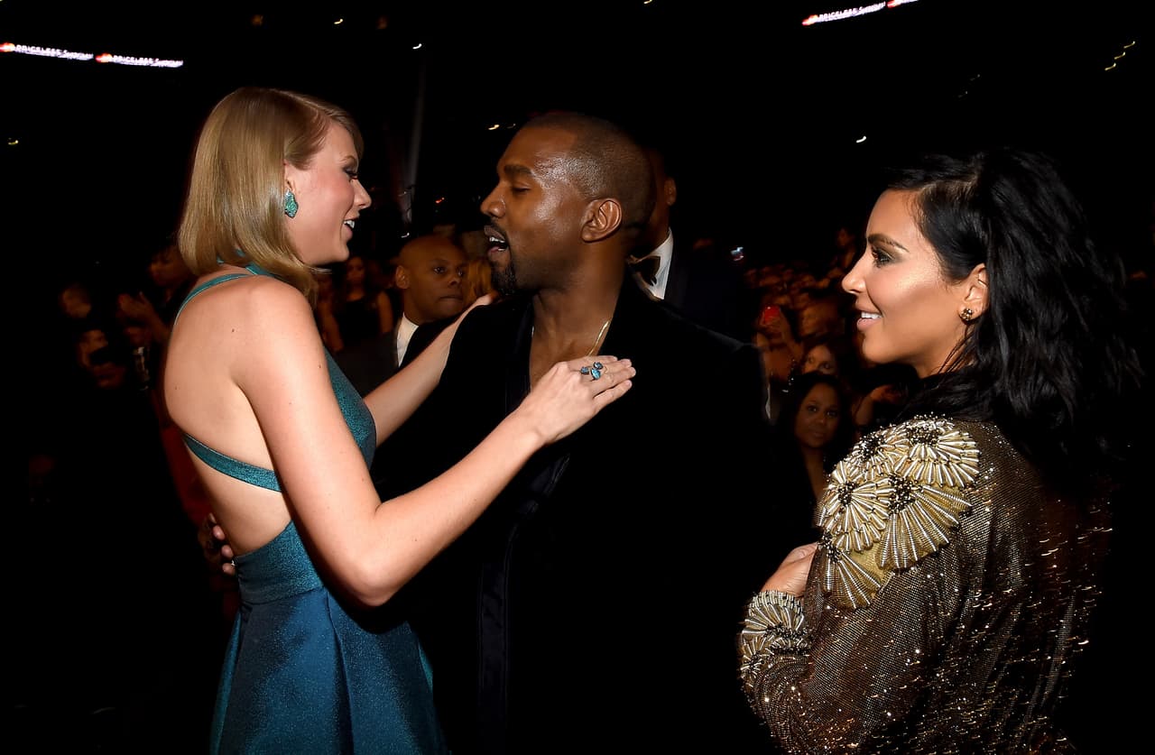 ¡Pero como dos compadres que tienen años sin verse! Más emoción hay en la cara de Taylor que en la de Kim K. A esos niveles era el amor Taylor-Kanye.