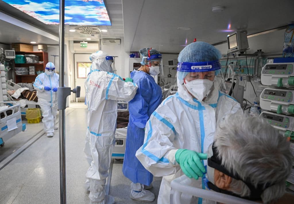 Por su lado, Pfizer ha desarrollado Paxlovid, que según los estudios realizados reduce el riesgo de hospitalización o muerte de adultos en un 89%.