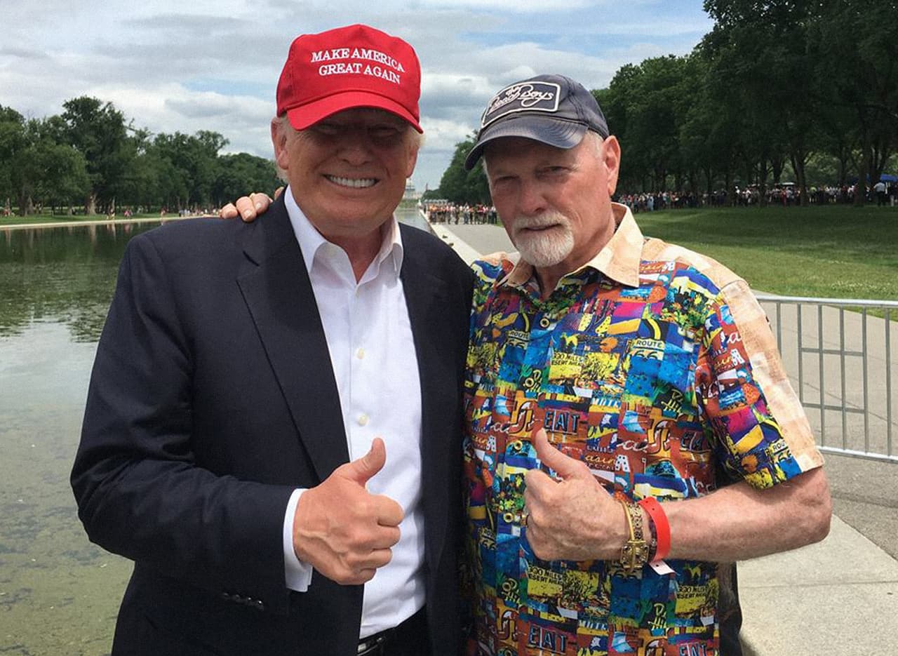 <b>Los Beach Boys afirmaron a través de un representante que habían sido invitados y estaban reflexionando sobre la oferta.</b> "Le avisaremos tan pronto como la decisión sea definitiva", dijo un portavoz de la banda a la revista People en Diciembre. La imagen tomada en mayo de 2016 del líder de la banda, Mike Love, con el presidente electo fue publicada en su cuenta de Facebook.