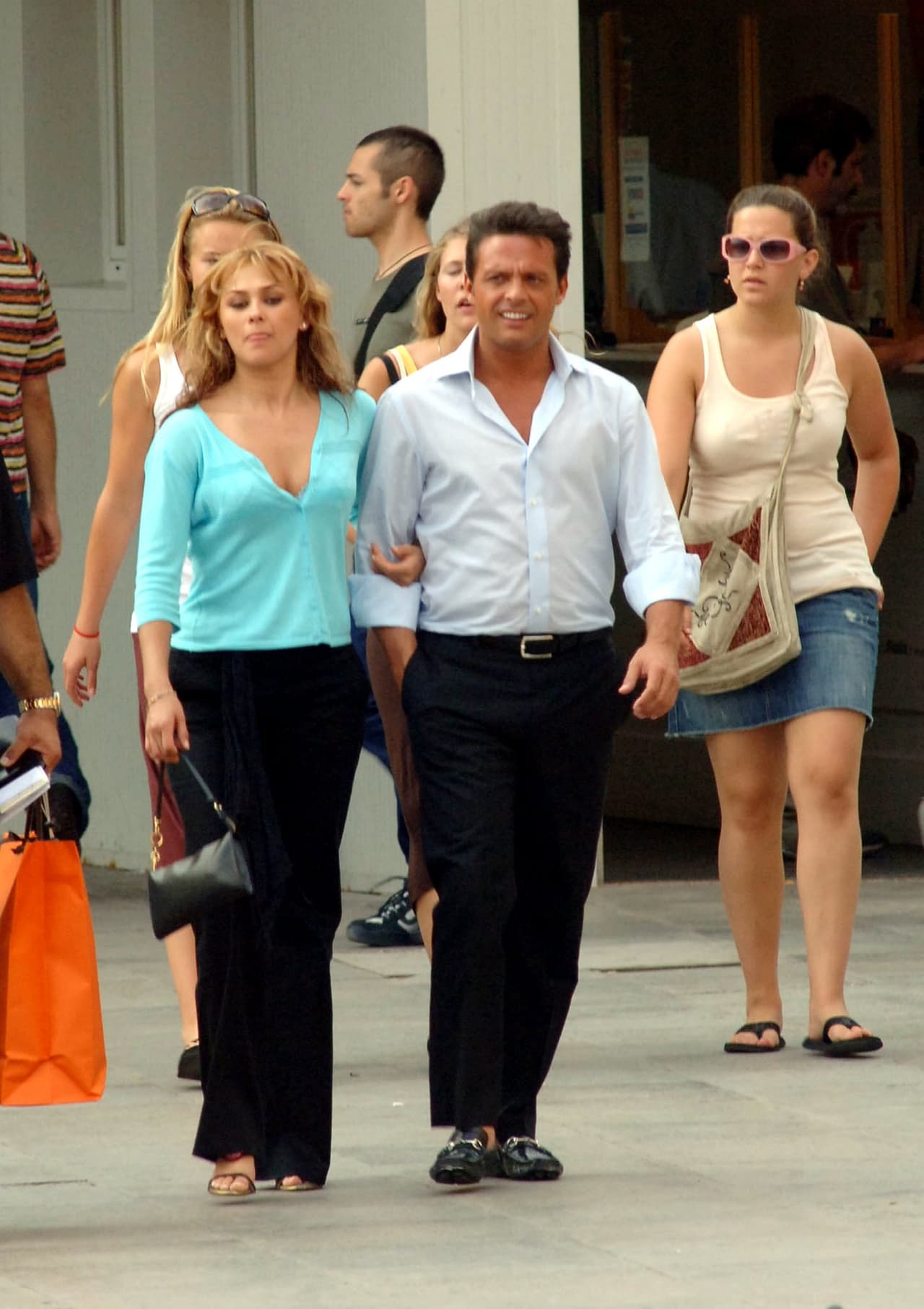 La actriz asegura que nunca habla mal de Luis Miguel con sus hijos pero aclaró que el cantante no tiene una relación cercana con ellos. "Jamás les he hablado mal de su papá, pero conforme pasa el tiempo y no los busca, creo que ellos ya no lo ven como un padre" explicó para El tiempo de México.
<br>