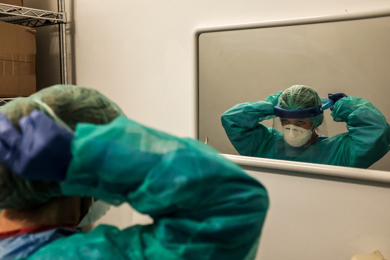 Una enfermera se pone su equipo de trabajo al comienzo de un turno del hospital de Cremona el 12 de marzo. Miranda no solo documenta agotamiento, el miedo y el dolor de sus compañeros, en sus fotografías también hay sonrisas y optimismo.