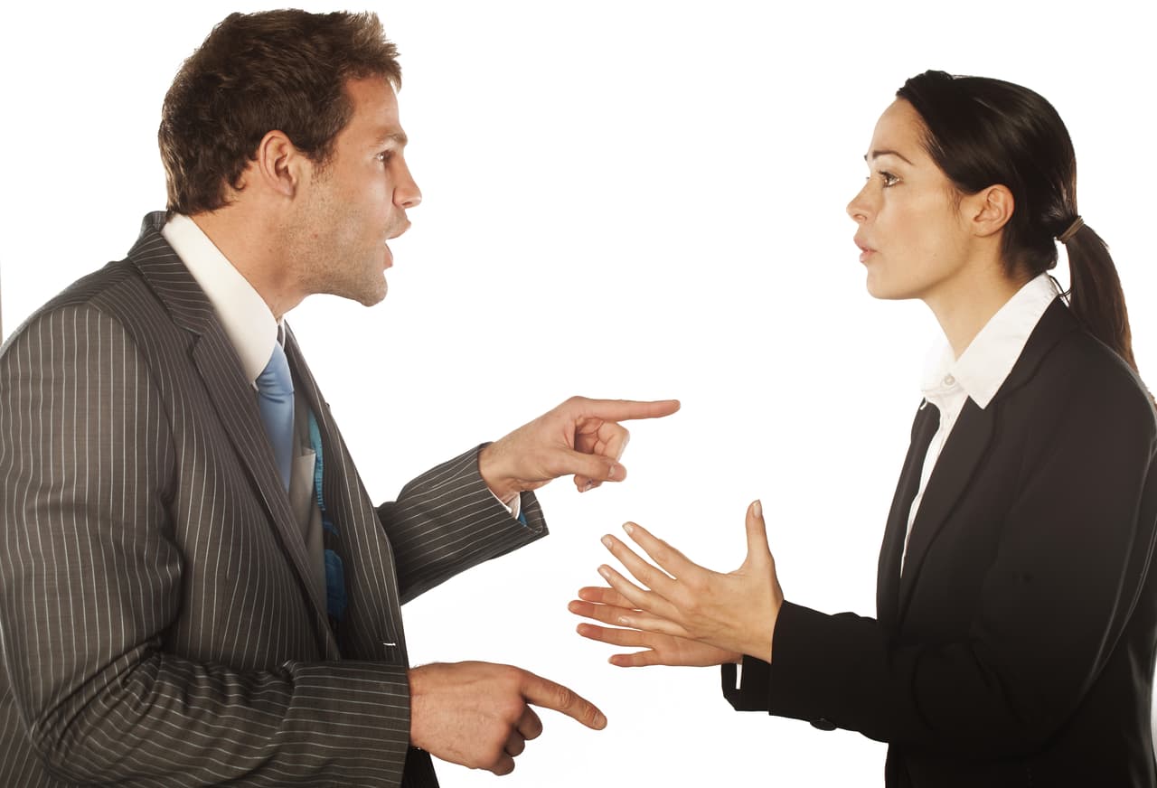 No es nada fácil llevarse bien con compañeros contrariados, conflictivos y llenos de quejas, pero si lamentablemente tienes que trabajar con alguna persona así, busca la manera de aislarte en tu mundo y no te contagies con sus problemas. Este día reconocerás mejor las cualidades de quien está a tu lado y habrá armonía.
