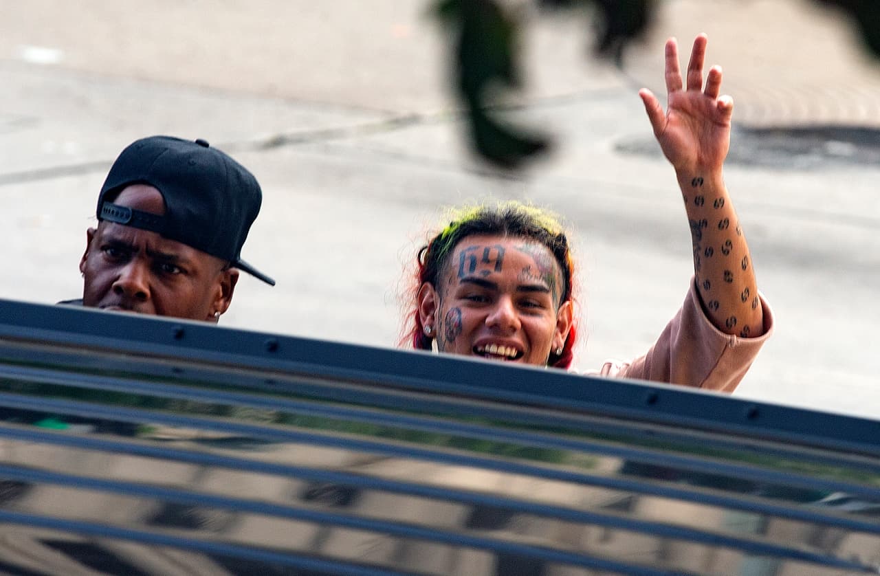 Tekashi 6ix9ine podría salir de prisión en agosto próximo tomando en cuenta los lineamientos de buen comportamiento establecidos por la Oficina de Prisiones de Estados Unidos.
