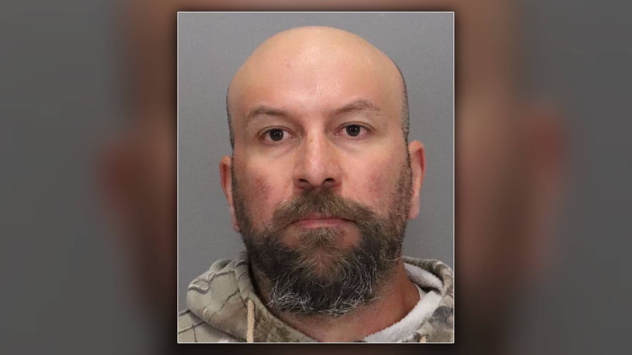 La investigación de abuso sexual de menores contra Harry Eugene Goularte Jr comenzó el pasado 23 de febrero cuando oficiales del Alguacil del condado de Santa Clara llegaron hasta una guardería de San Martín, una pequeña comunidad ubicada entre Morgan Hill y Gilroy, al sur de San José.
<br>
<br>Goularte fue arrestado bajo cargos de tocar de manera inapropiada en múltiples ocasiones a un menor de 4 años que es familiar de Caín Velásquez. Las autoridades creen que podrían existir más víctimas, pues la guardería atendía a aproximadamente 20 niños.
