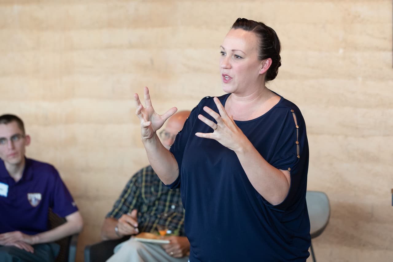 La candidata al Senado por el Partido Demócrata, la expiloto MJ Hegar, se refirió a la violencia doméstica, uno de los temas 
<a href="https://twitter.com/mjhegar/status/1296274708279824384" target="_blank">que se abordaron durante la convención</a>. 
<br>
<br>"Uno de mis primeros recuerdos es el momento en que mi padre biológico arrojó a mi mamá a una puerta de cristal. Tres años después, mi mamá tuvo la valentía de cruzar esa puerta y traernos a Texas. Y aquí estoy. Los que hemos sobrevivido a la violencia doméstica merecemos líderes que nos escuchen". 
<br>