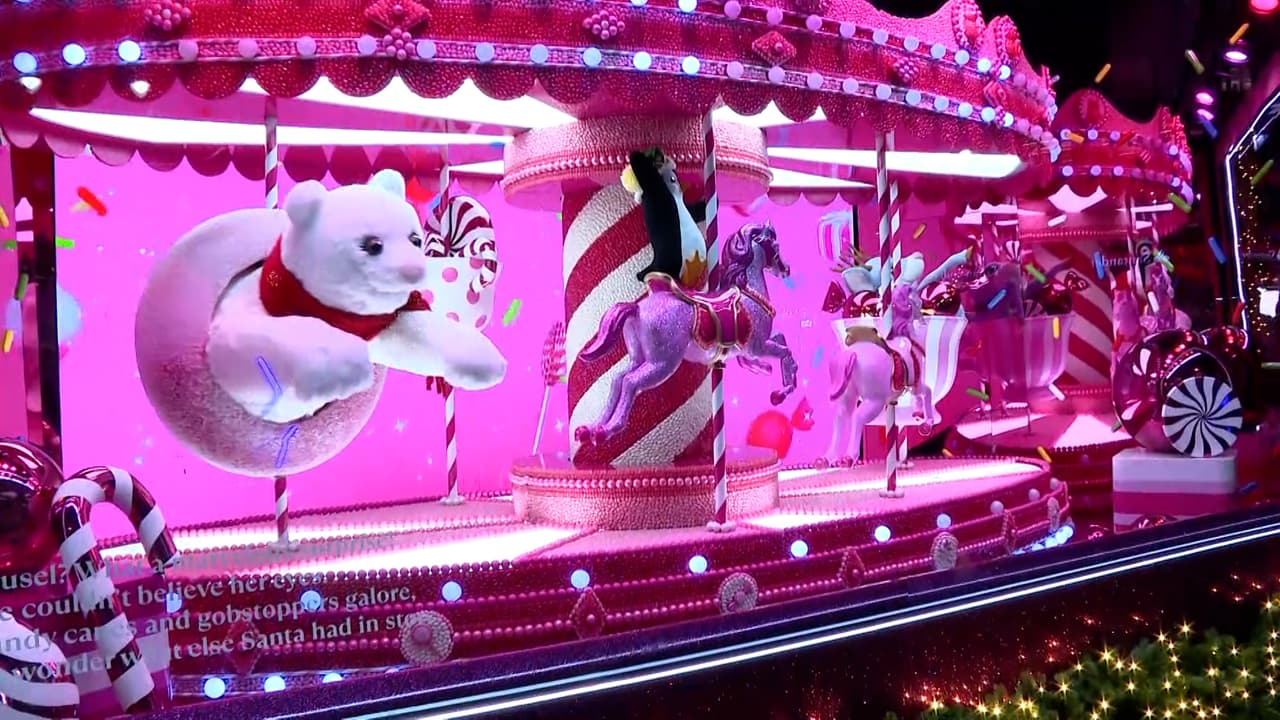 Este jueves por la tarde decenas de personas acudieron a ver las ventanas decoradas con motivos navideños de las tres tiendas de Midtown.
<br>