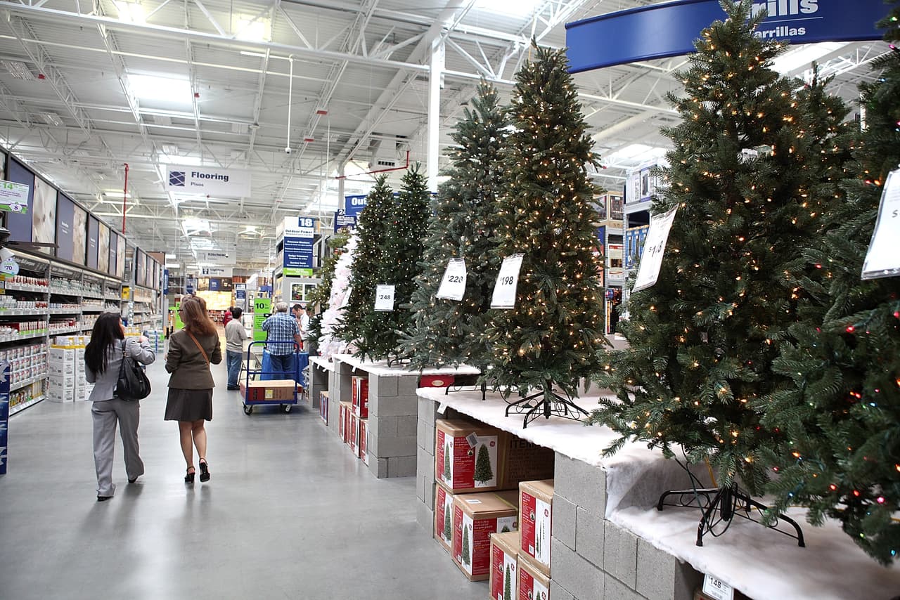 Al comprar un árbol artificial, busca la etiqueta “Resistente al Fuego”.