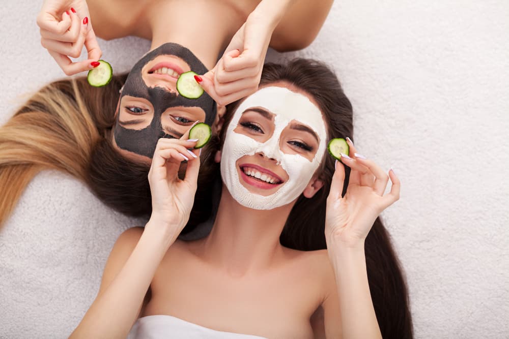<b>LEO</b>
<br>Date tiempo para hacerte un tratamiento de belleza. Quizá una mascarilla, un facial, una limpieza profunda de rostro con cremas o aceites. Visita un spa si es posible.