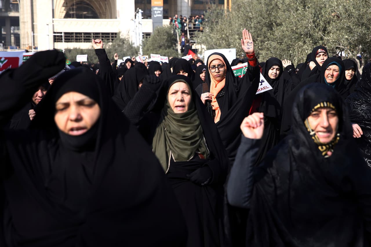 Mujeres vestidas con el típico velo musulmán negro tomaron parte en la marcha a favor del gobierno de Hasán Rohaní. El ministerio iraní de Asuntos Exteriores criticó la intervención de EEUU en sus asuntos internos, en reacción al apoyo del presidente estadounidense, Donald Trump, a las manifestaciones.
