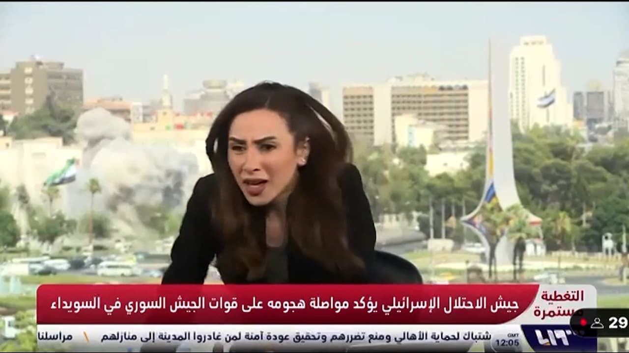 La reacción de una presentadora de noticias en Siria durante un ataque aéreo israelí