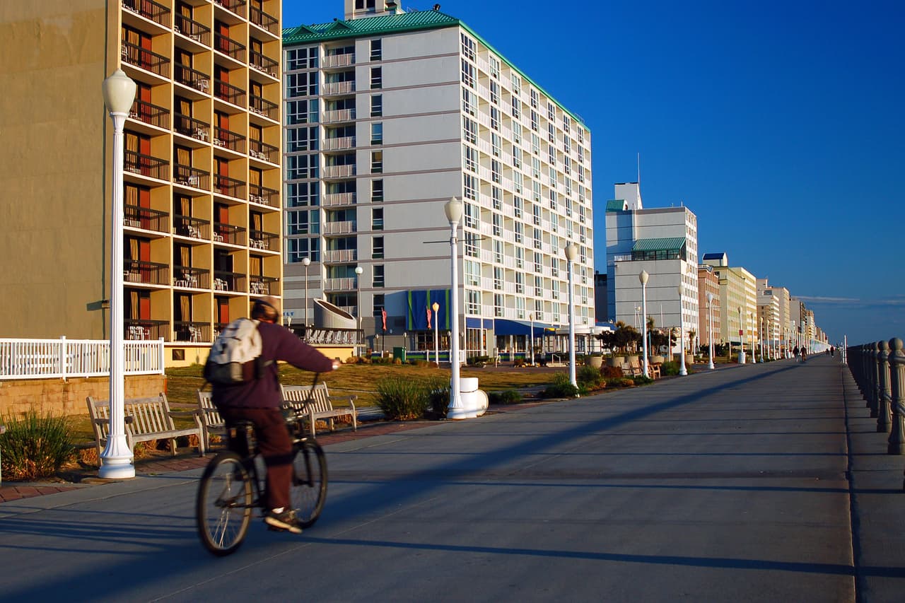 <b>Puesto 18. Área metropolitana de Virginia Beach, Norfolk y Newport News (Virginia y Carolina del Norte)</b>
<br>
<br>Promedio de renta: 1,503 dólares.
<br>
<br>Aumento de diciembre de 2020 a diciembre de 2021: +18.1%.
<br>
<br>El promedio general de la renta de un apartamento tipo estudio registró en diciembre un costo de 1,462 dólares, lo que significa un aumento de 18.6% en un año.
<br>