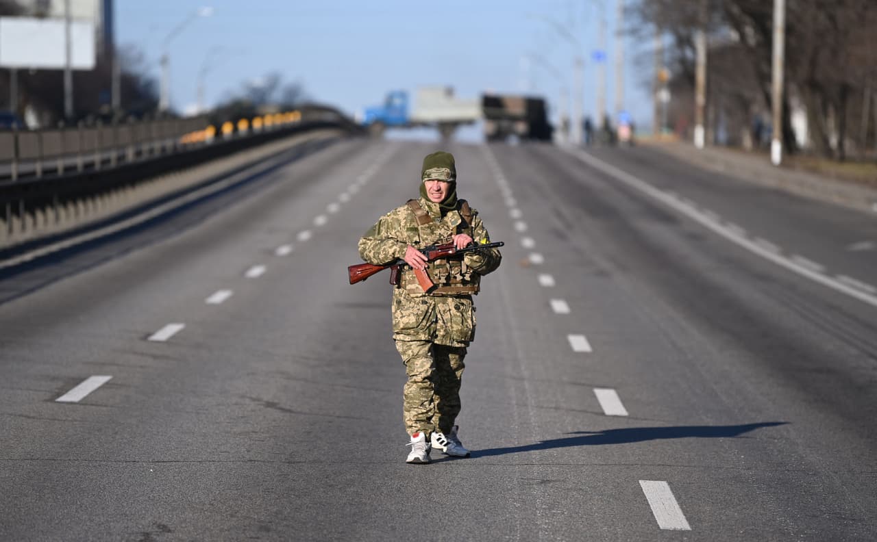 Un asesor del presidente de Ucrania, Mykhailo Podolyak, dice que los combates han sido intensos en la capital, Kiev, y en el sur del país, y que el ejército está rechazando los ataques rusos.
<br>