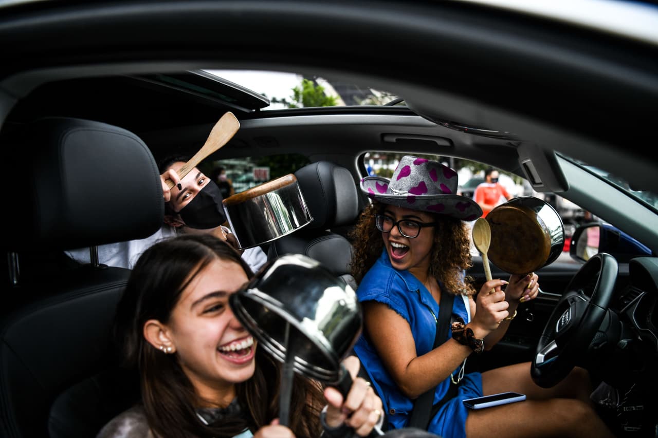 Cientos de personas celebraron golpeando cacerolas en sus autos en Miami.