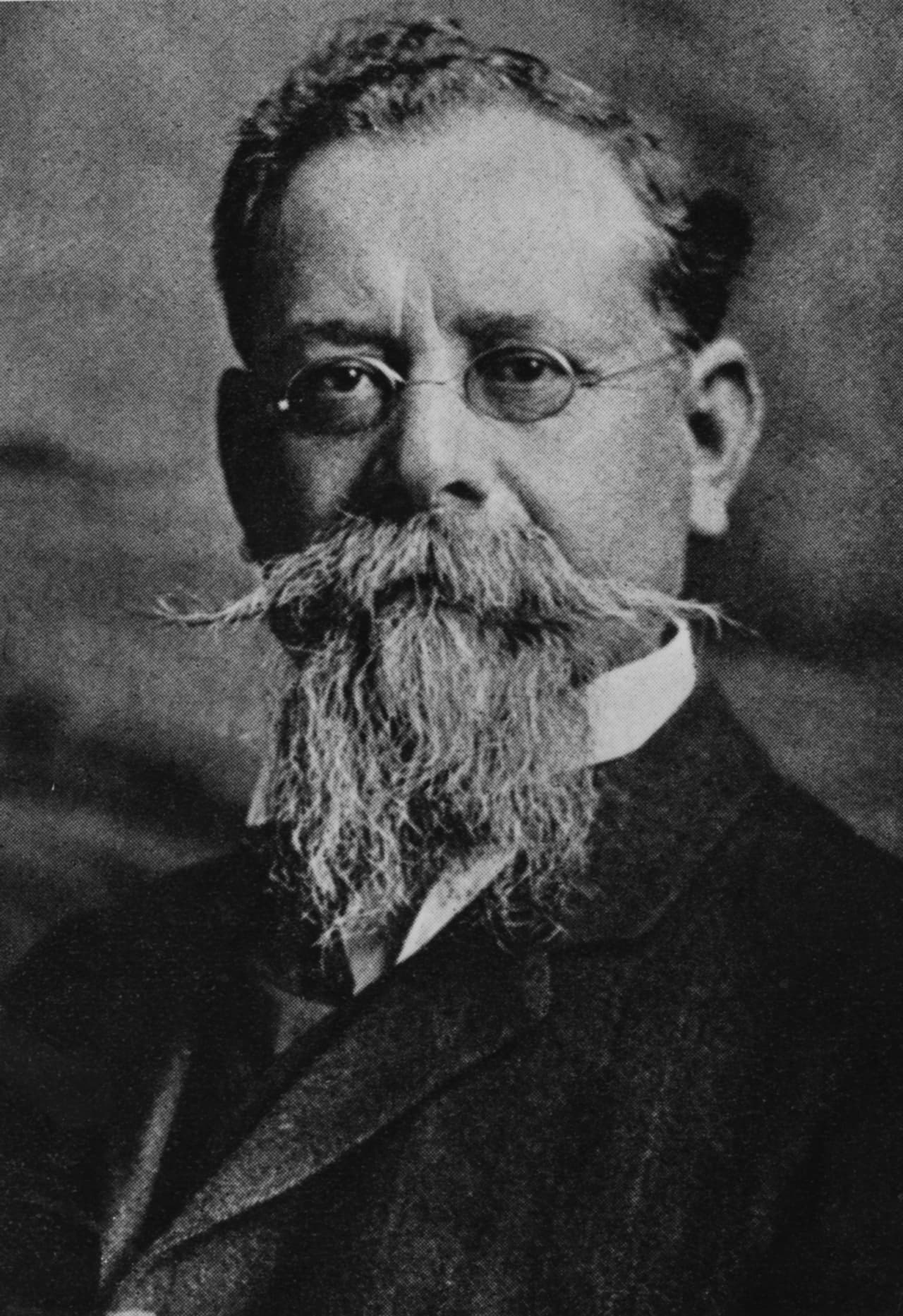 <b>Venustiano Carranza, presidente de México. </b>
<br>
<br>Asumió el poder en 1916. Luego de ser expulsado violentamente de la residencia presidencial, fue asesinado el 21 de mayo de 1920 
<a href="https://www.cultura.gob.mx/centenario-ejercito/muerte_carranza.php"><u>cuando intentaba reagrupar sus fuerzas en Tlaxcalantongo, Puebla</u></a>. Tenía 61 años de edad.
<br>
